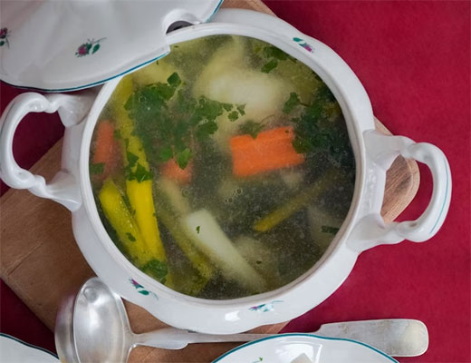 Рецепт супу з овочами та шматочками курячого м'яса: швидко та смачно
